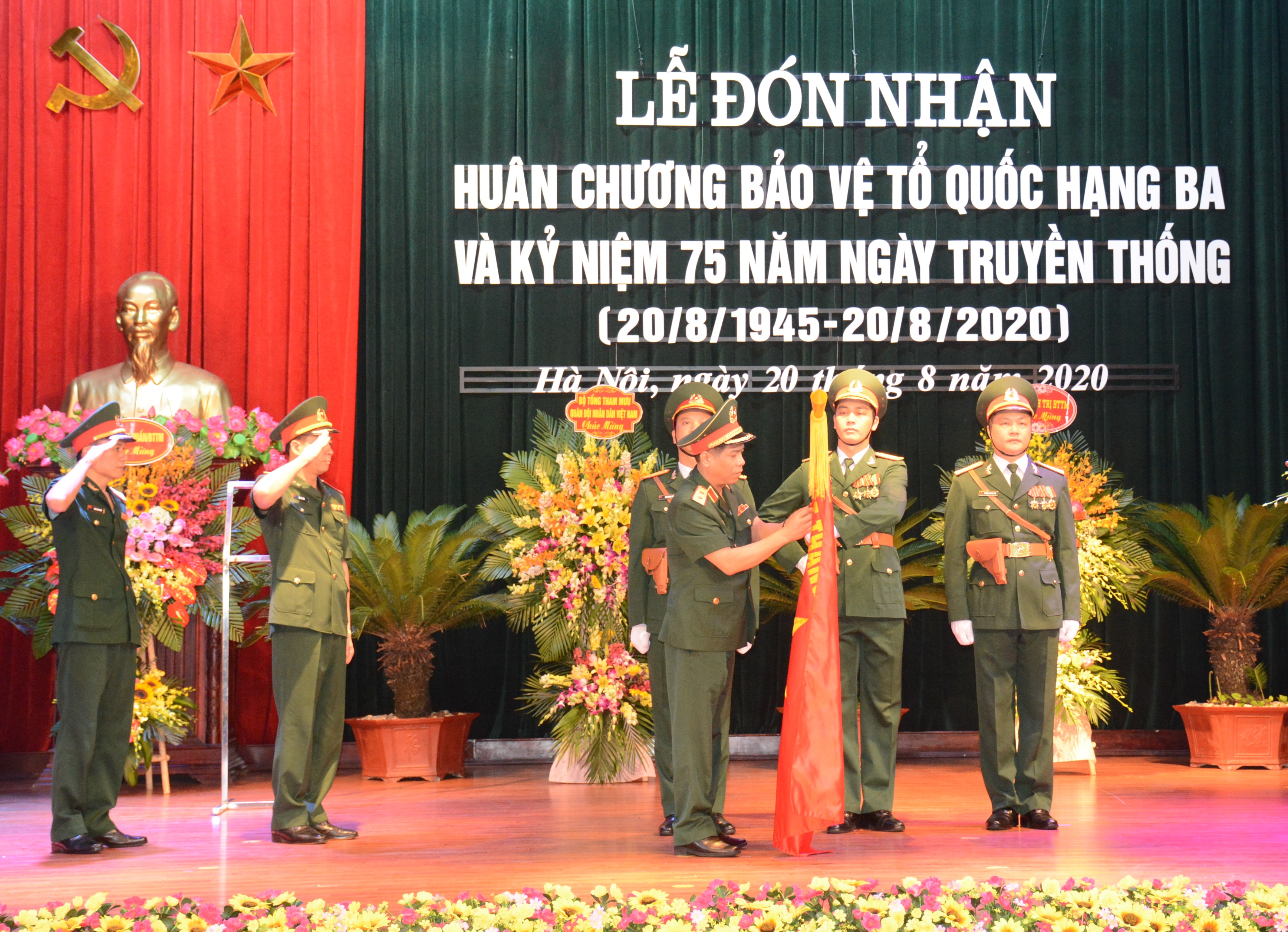 Đoàn Nghi lễ Quân đội đón nhận Huân chương bảo vệ Tổ quốc hạng Ba 